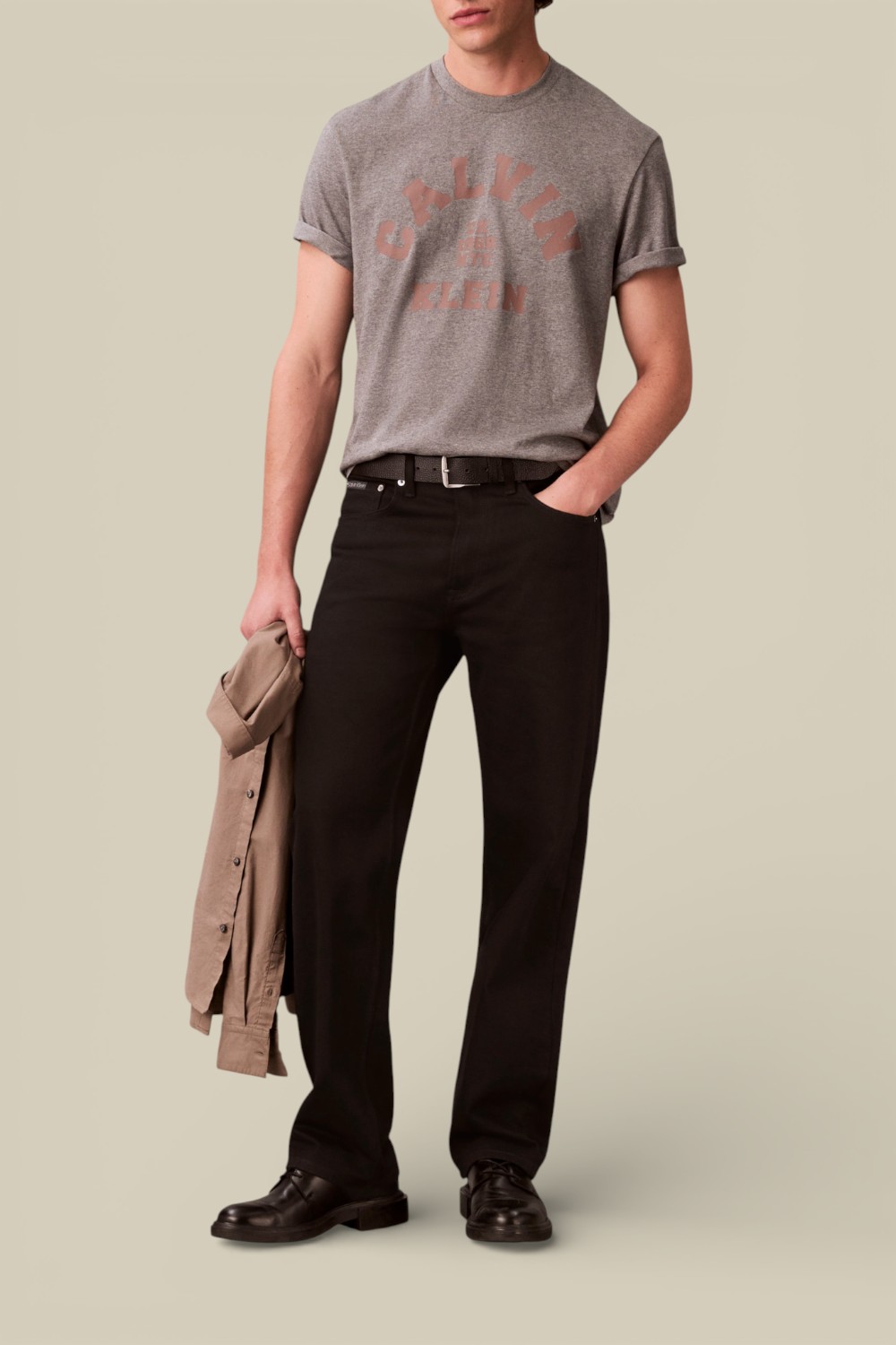 תמונת כל הלוק של חולצת טי